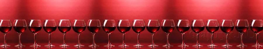Скинали — Бокалы красного вина на красном фоне