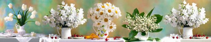 Скинали — Белые вазы с цветами и ягоды