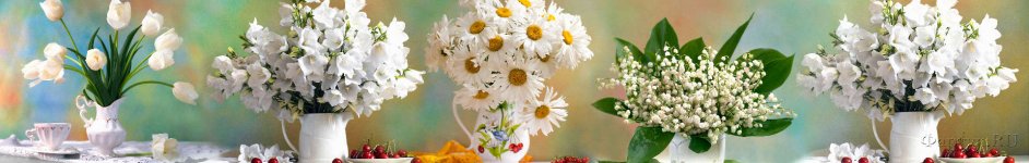 Скинали — Белые вазы с цветами и ягоды