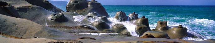 Скинали — Каменные глыбы на берегу моря