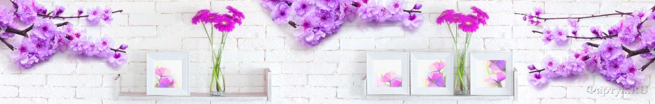 Скинали — Сиреневые цветы на кирпичной кладке